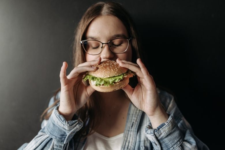 Zeg maar dag tegen de vette hap: gemeenten willen fastfoodketens weren
