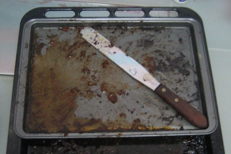 TikTok-hack: zo krijg je een aangekoekte bakplaat schoon in de oven