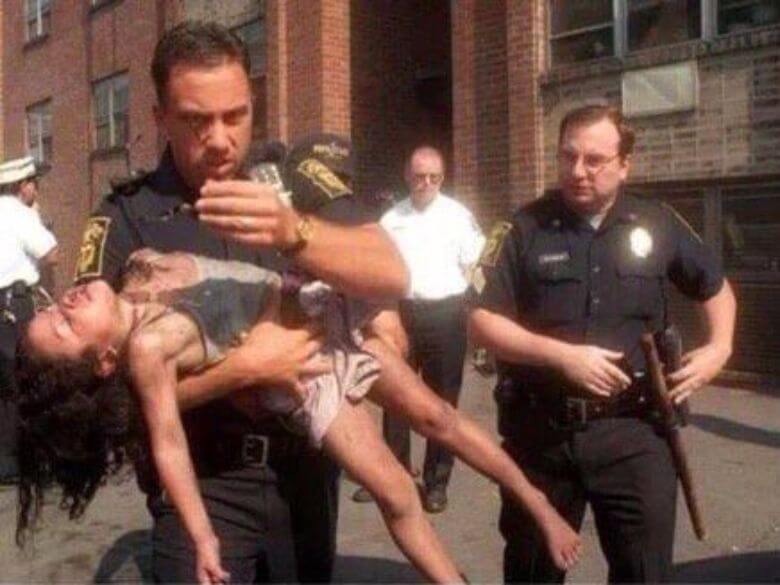 Deze agent redde haar leven en 19 jaar later kan hij niet geloven wat hij krijgt...