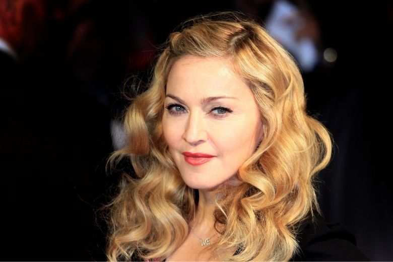 Queen of Pop Madonna laat eerste tatoeage zetten