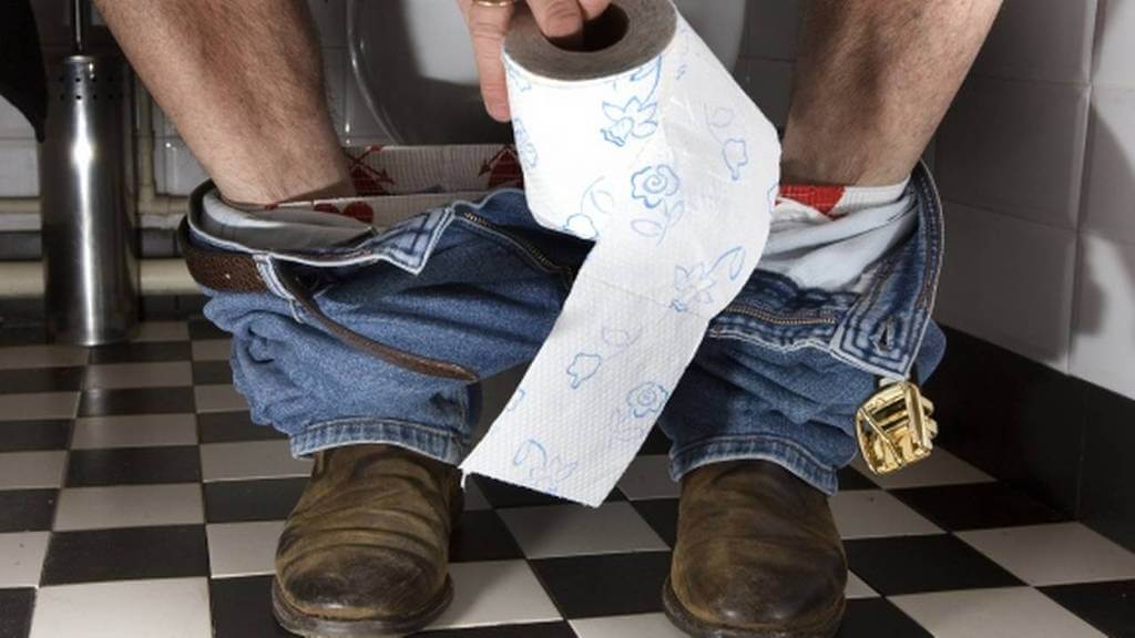 Als je dit hebt gelezen leg je NOOIT meer wc-papier op de toiletbril! Dit wisten wij niet!