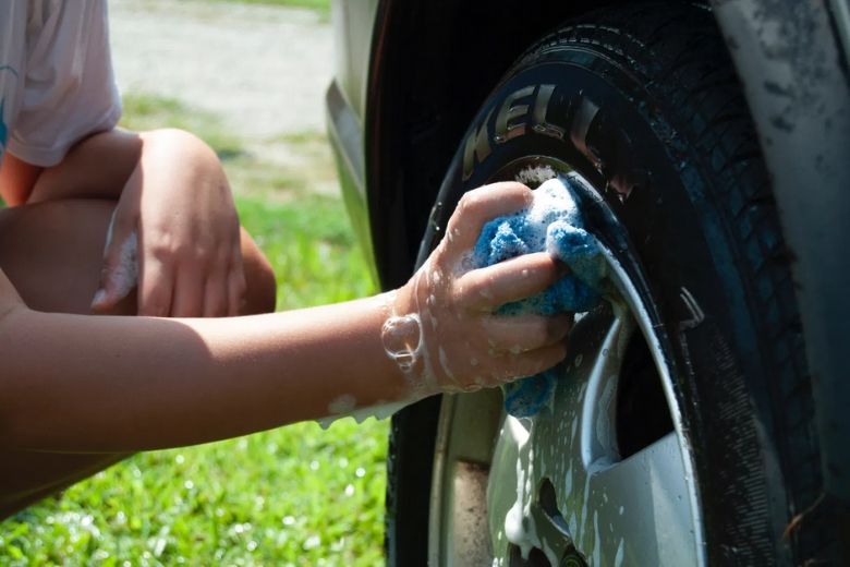 Met dit stappenplan haal je gemakkelijk die stoflaag van je auto