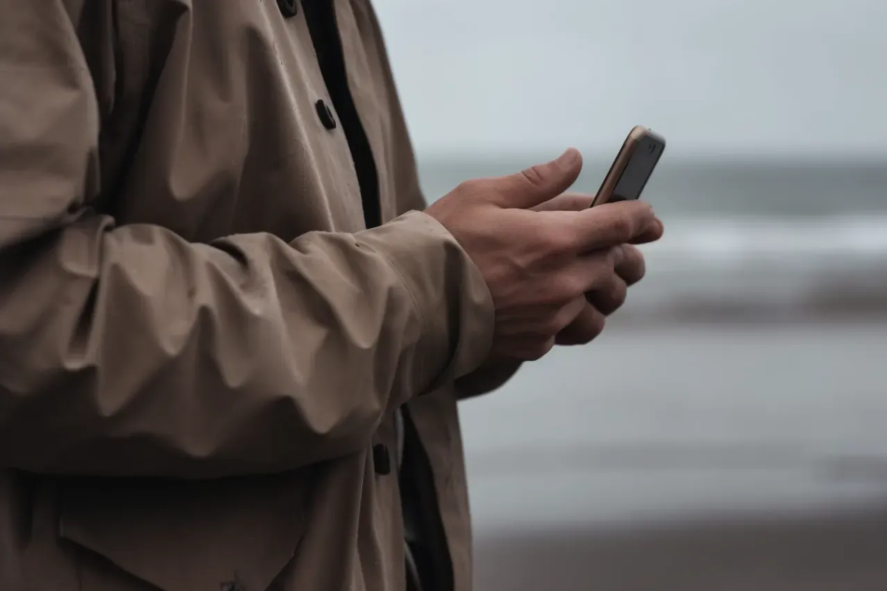 Man fotografeert zwangere vrouw maar ziet iets verrassends op de achtergrond