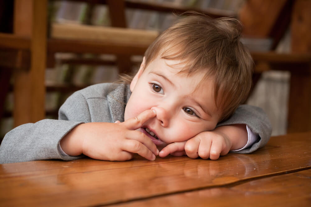Dit is de merkwaardige reden waarom je je kinderen moet aanmoedigen om hun eigen snot te eten