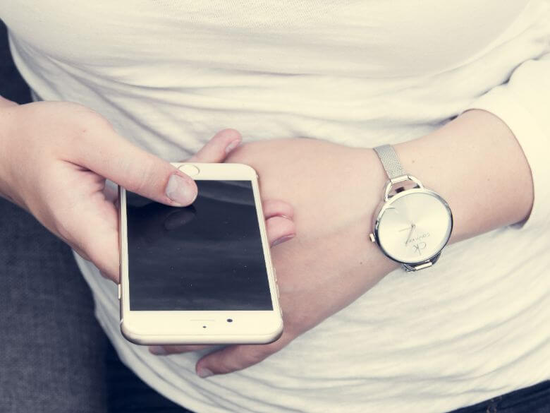 Relatie-experts: 'Zet de blauwe vinkjes van WhatsApp uit als je relatie je lief is'