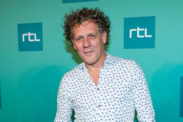 Kees van der Spek pakt WhatsApp-oplichter op hilarische wijze terug
