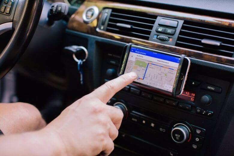 Gebruik jij je smartphone nog wel eens als hij in de telefoonhouder zit? Niet meer doen en dít is waarom