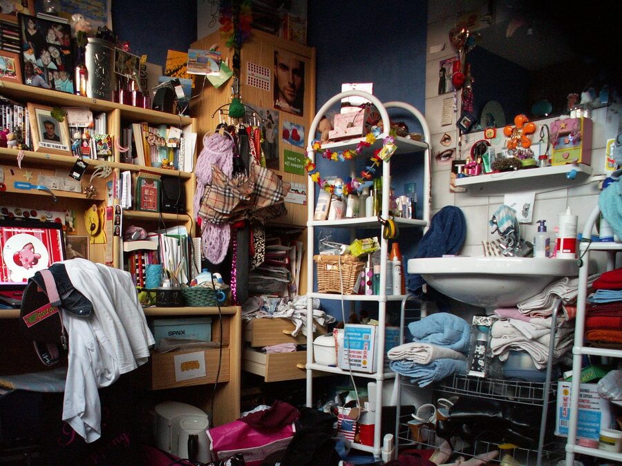 Gebruik deze 5 tips als je een klein huis groter wilt laten lijken! Wie niet sterk is moet slim zijn!