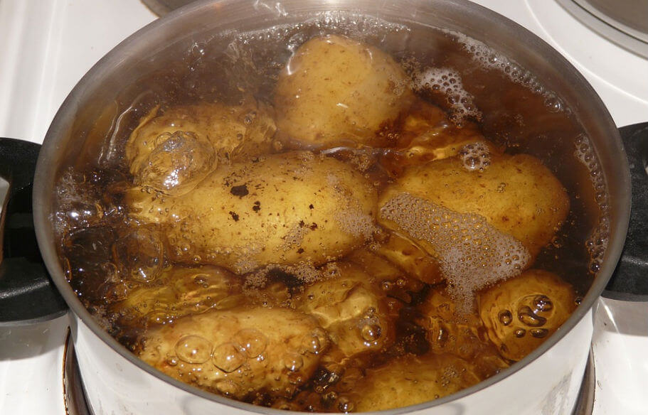 Met deze truc zijn je aardappelen twee keer zo snel klaar!