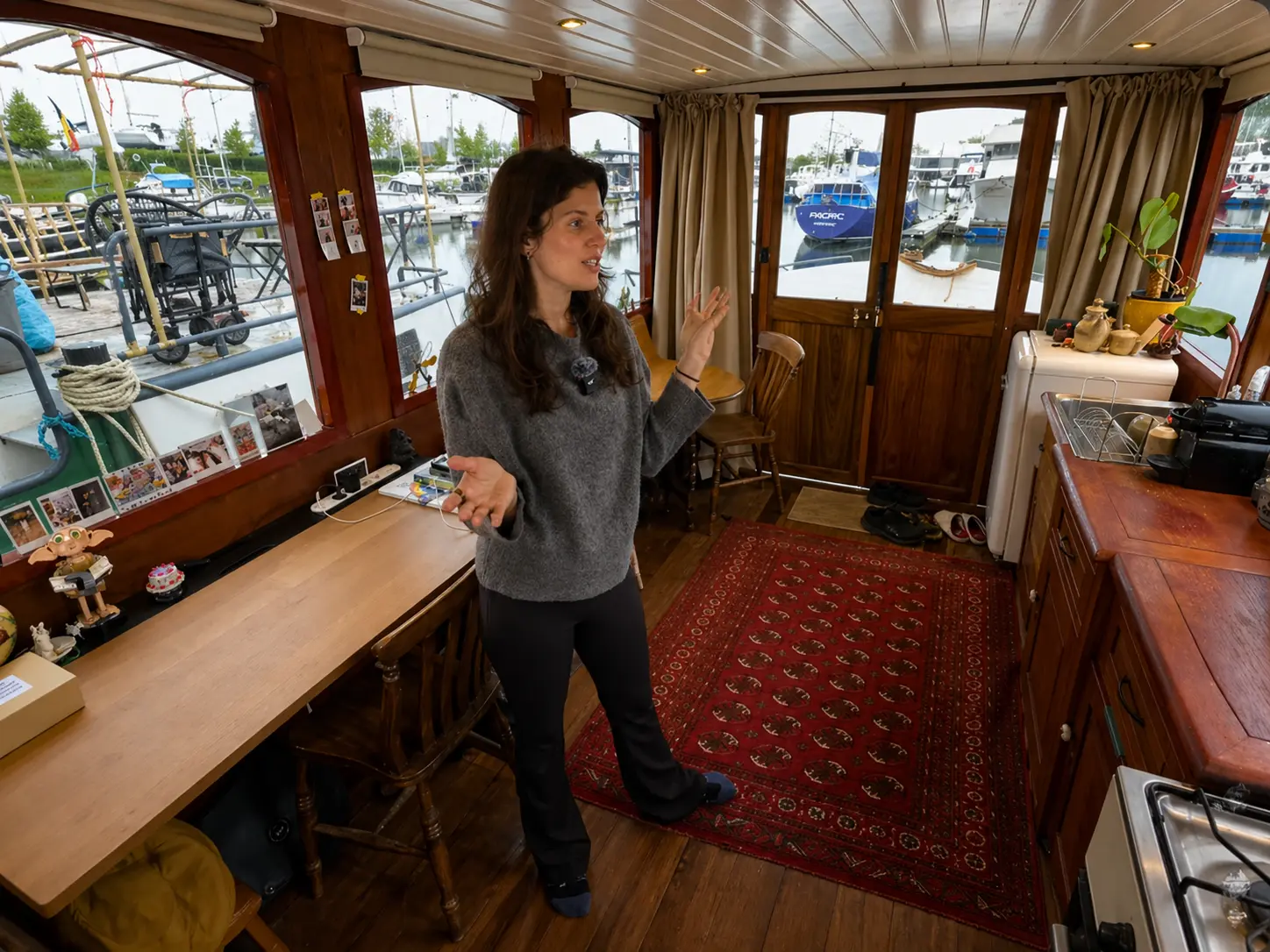 Deze jonge vrouw woont aan boord van een kleine oude boot volledig buiten het net - het interieur heeft ons echt verrast