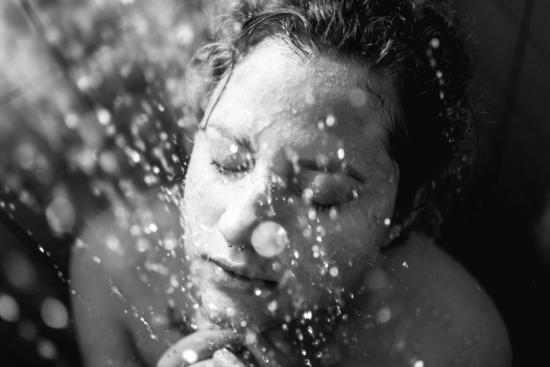 Was jij je gezicht altijd onder de douche? Dít is waarom je dat beter niet kan doen