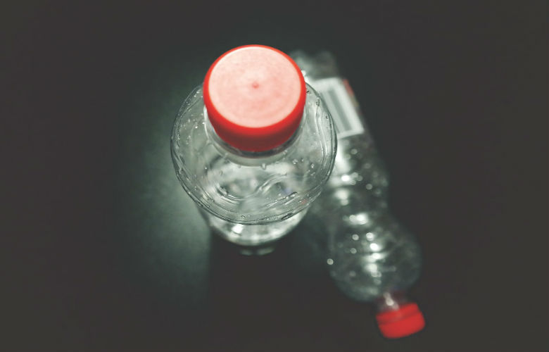 Om deze reden moet je altijd even de onderkant van je plastic flesje controleren