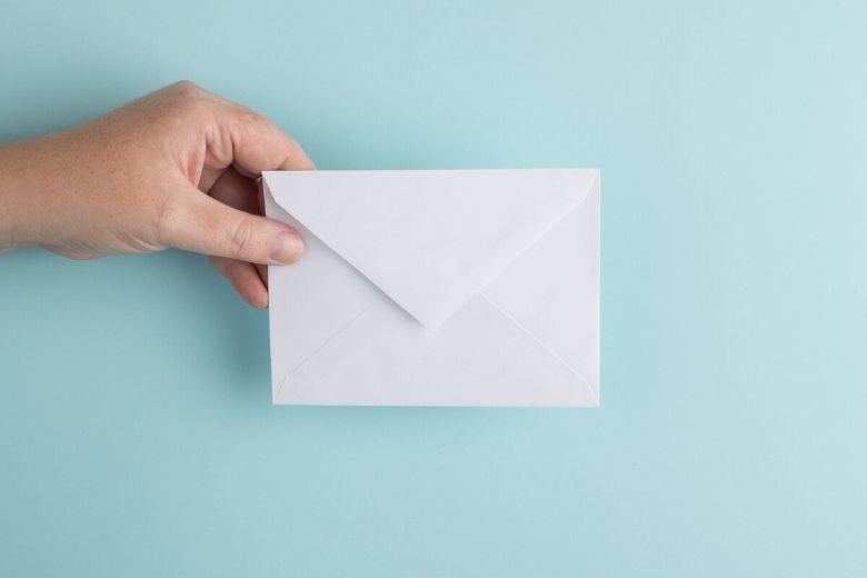 Hartverwarmend: postbezorger verrast deze kersverse ouders op een wel heel bijzondere manier