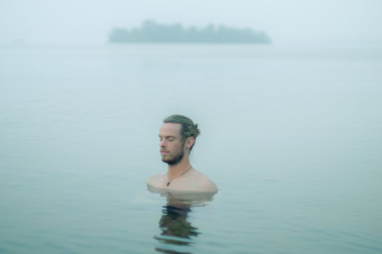 Dit is waarom een duik in koud water zo goed voor je is