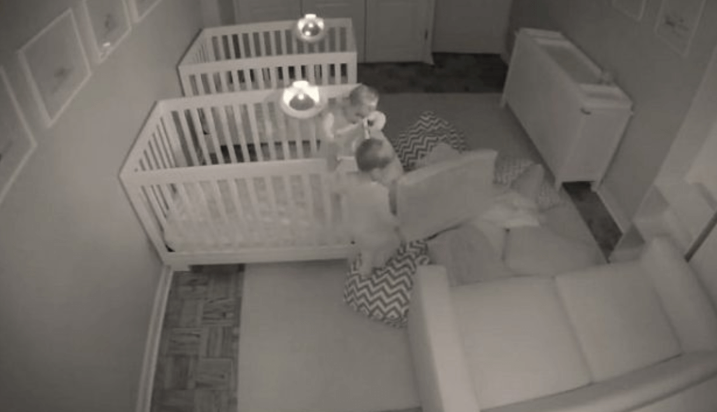 Hilarisch én erg herkenbaar: ouders leggen de slapeloze nacht van hun peuter-tweeling vast...
