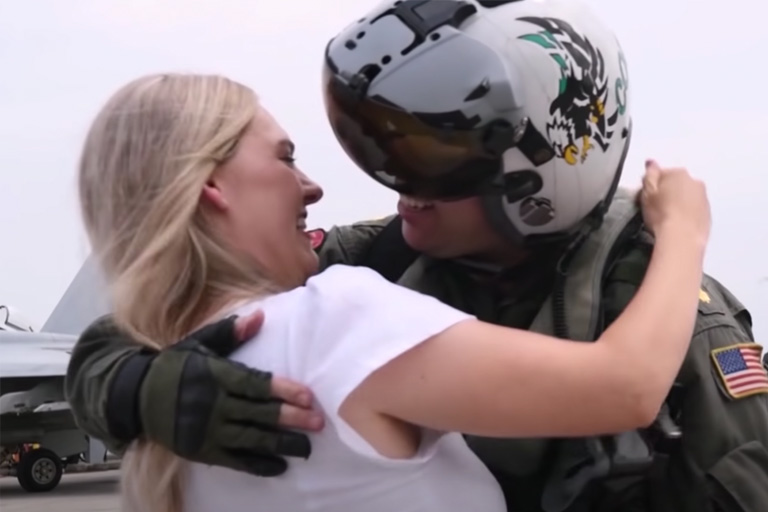 Deze F16-piloot was maanden weg van huis, hij schrikt wanneer hij zijn vrouw weer ziet