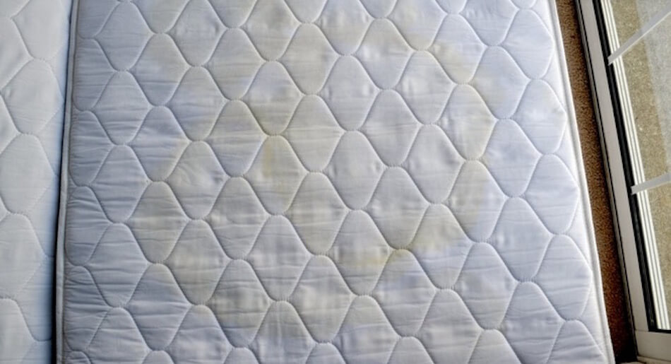 Heb je een matras dat onder de vlekken zit? Verwijder ze eenvoudig met deze 3 ingrediënten!
