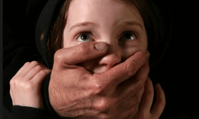 SCHOKKEND: de helft van de kindermisbruikers krijgt géén straf na plegen ernstig misbruik!