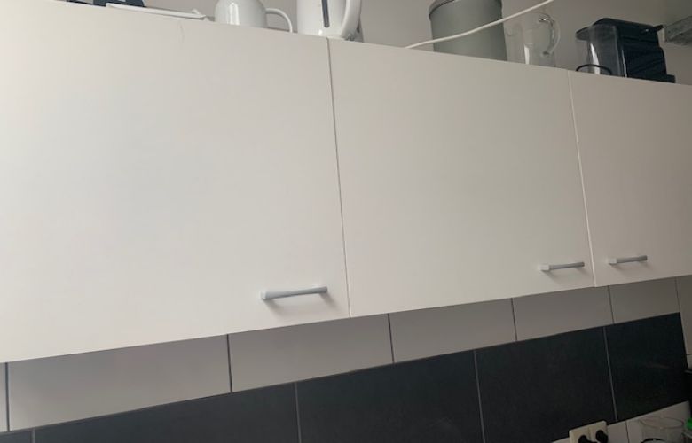 Vader gebruikt 7 Ikea keukenkastjes en maakt dit voor zijn dochters slaapkamer