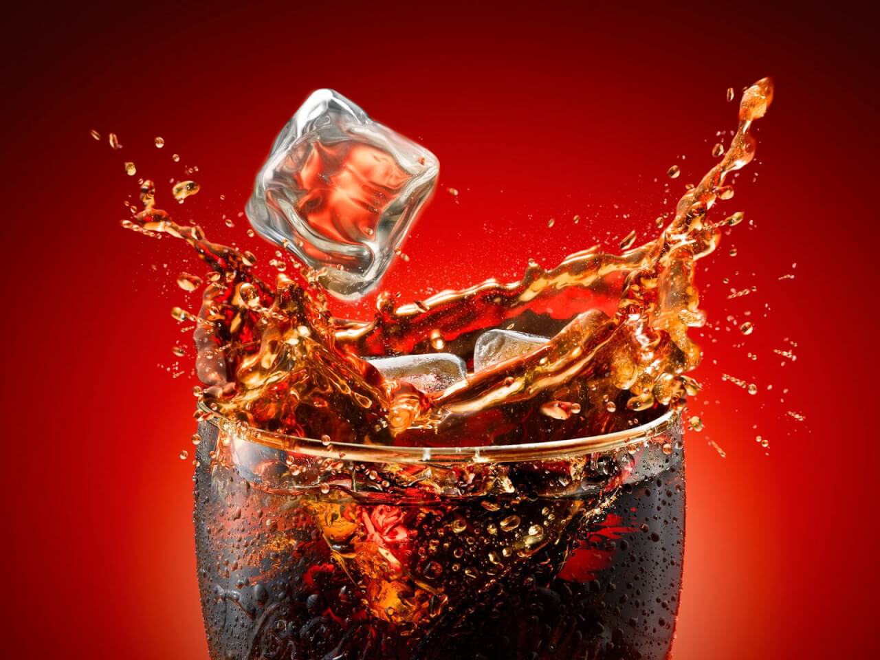 Ze doet een halve liter cola in de wc, wat er dan gebeurt is echt bizar! Probeer dit zelf ook maar eens!