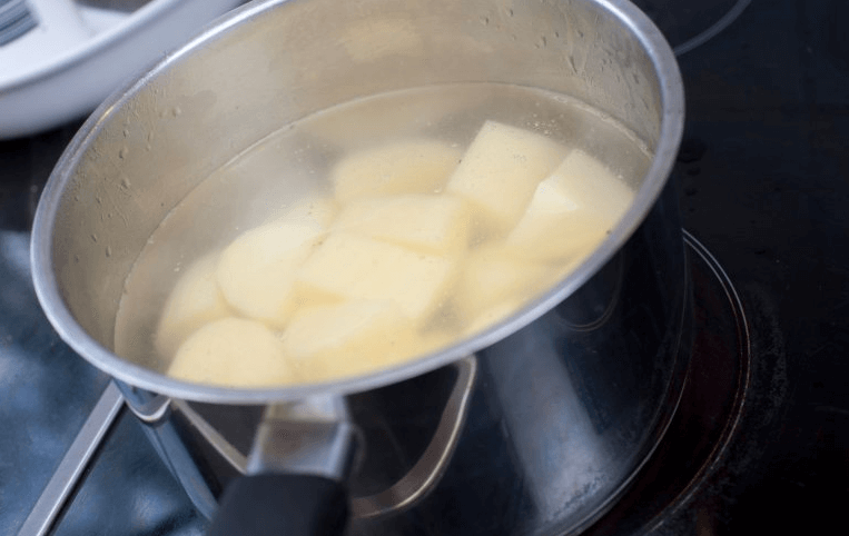 Handig: op déze manier kook je aardappelen twee keer zo snel gaar!