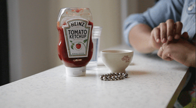 Dit is de geniale reden dat je zilveren spullen in de ketchup moet leggen