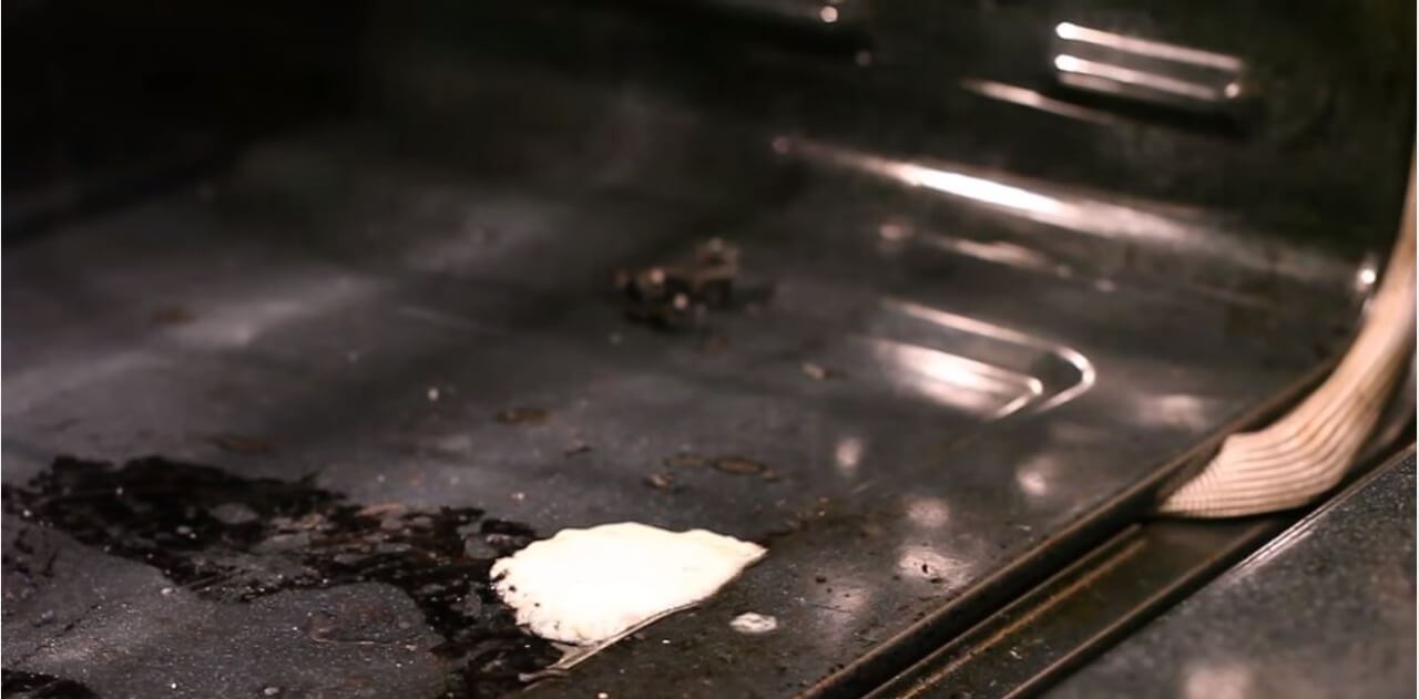 Vieze vlekken in de oven? Met dit trucje maak je de oven makkelijk schoon