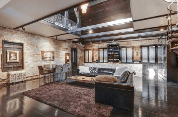 Dit oude huis lijkt rijp voor de sloop, maar is 1,5 miljoen euro waard. Als je binnen kijkt snap je waarom!