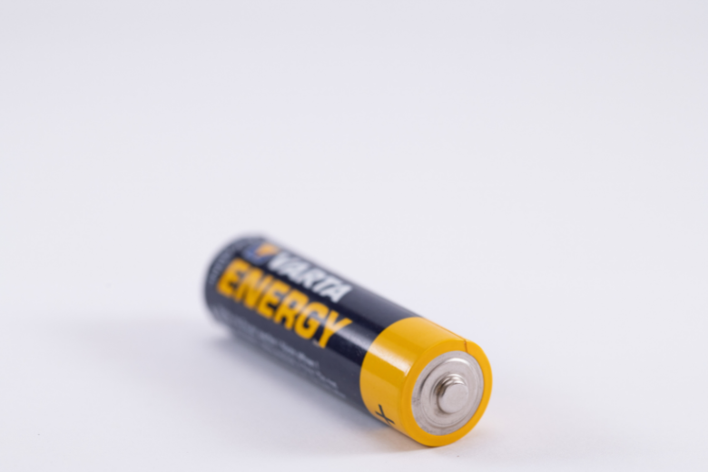 Dit is waarom je een batterij nooit in de prullenbak moet gooien