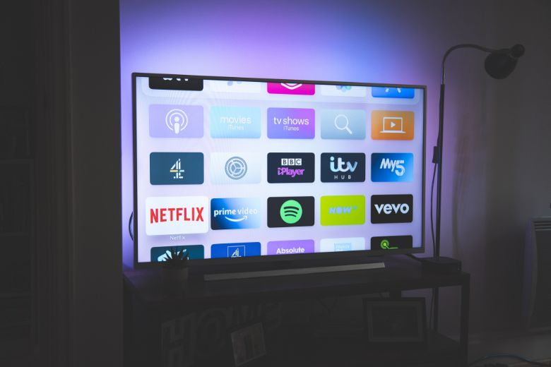 Aha: dit is waarom tv-kijken in het donker slecht zou zijn voor je ogen