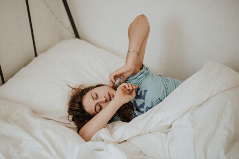 Slaap je de eerste nacht op je vakantieadres slecht? Dankzij déze tips niet meer!