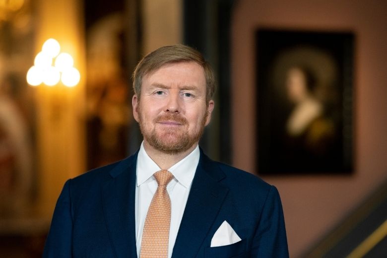 Koning Willem-Alexander neemt kijkje bij coronatests