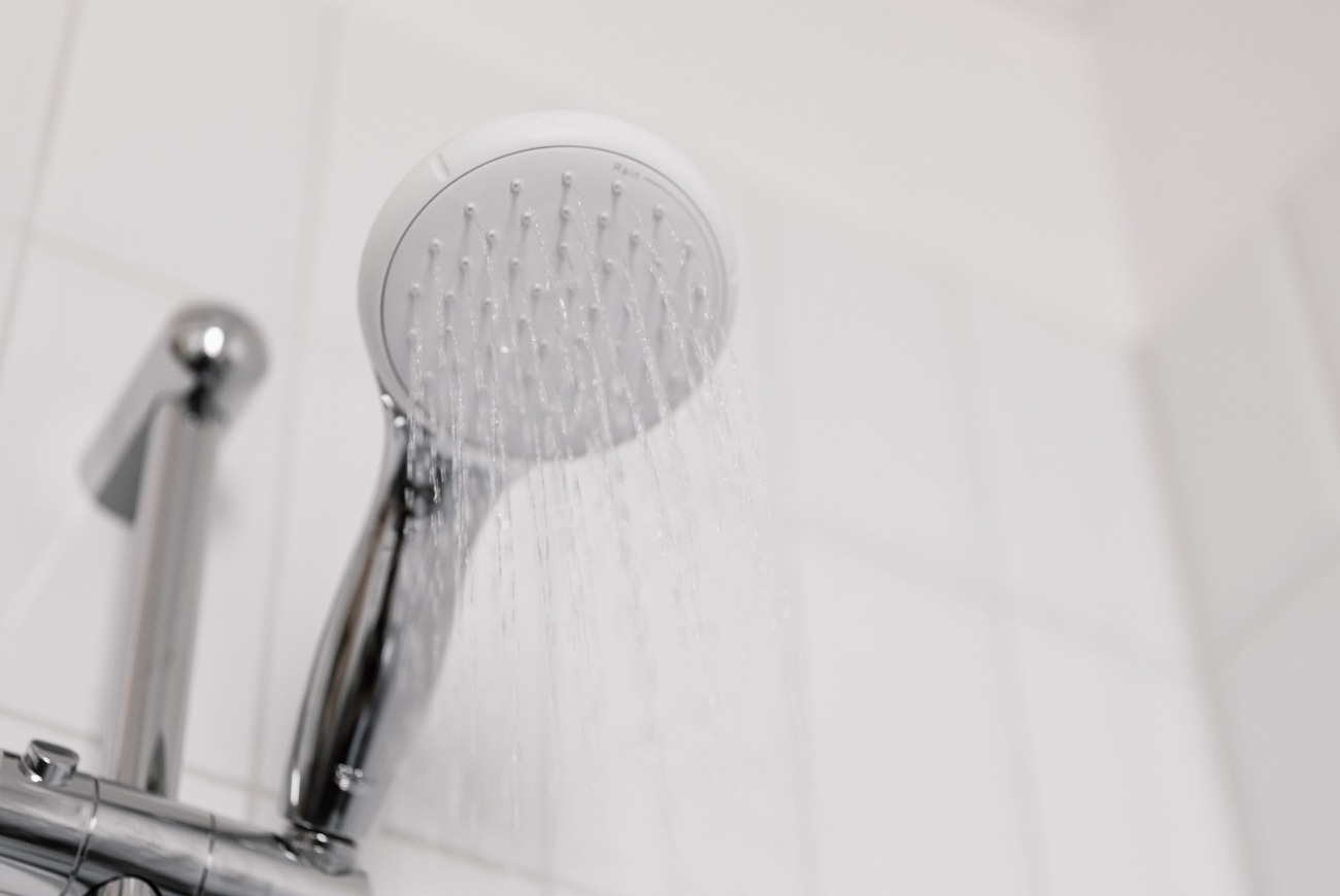 Zó maak je vieze kitranden schoon in je badkamer