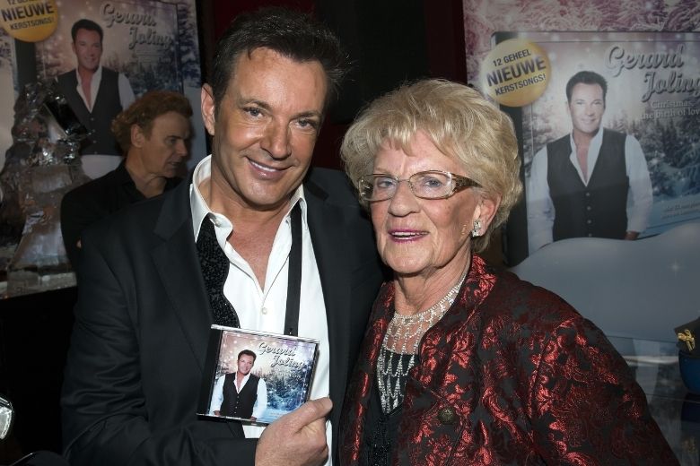 Gerard Joling zet jarige moeder in het zonnetje: 'Gezegend met zo'n lieve moeder'