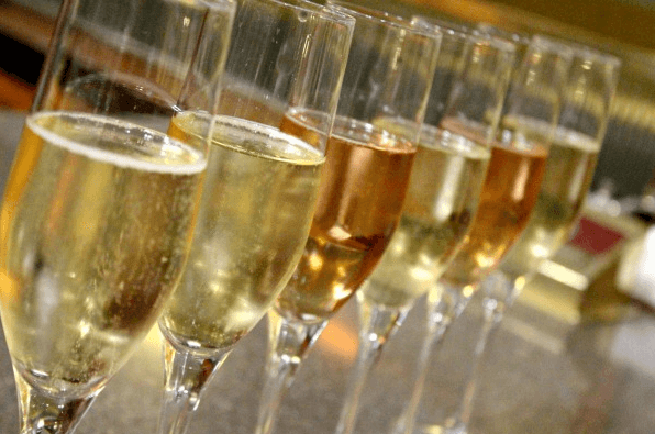 Ben je nog op zoek naar champagne voor de jaarwisseling? Zoek niet verder; bij DEZE supermarkt vind je de lekkerste en de goedkoopste!