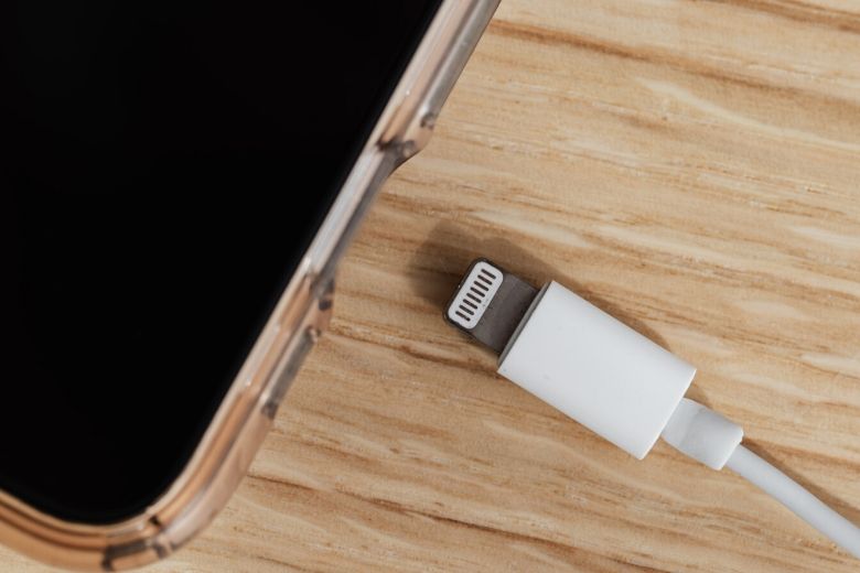 Laad jij altijd 's nachts je telefoon op? Dat zou je niet meer moeten doen en dít is de reden