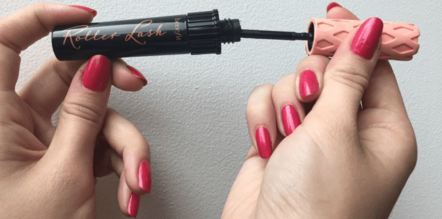 DIT is de grootste fout die vrouwen maken met mascara, wij deden het ook verkeerd!