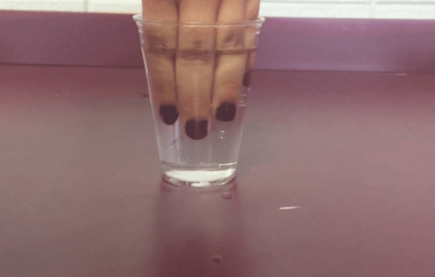 DEZE vrouw doopt haar vingers in het glas als ze een drankje aangeboden krijgt en alle vrouwen moeten weten waarom!