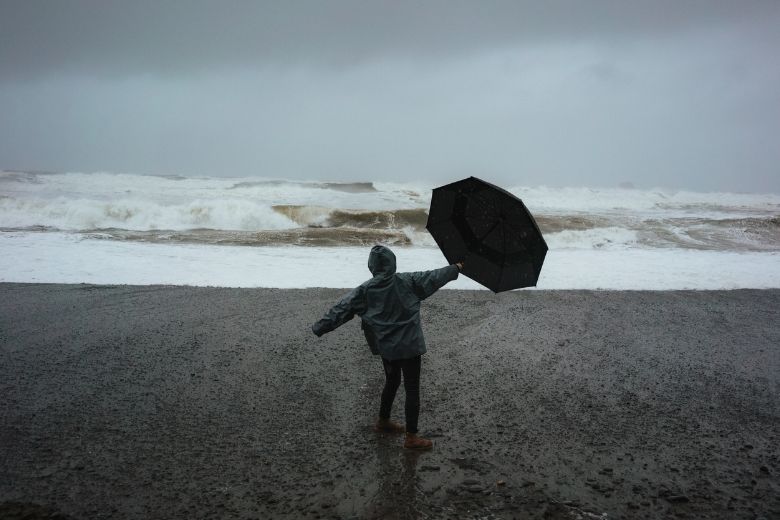 Storm en zware windstoten: KNMI geeft code geel af voor het hele land 
