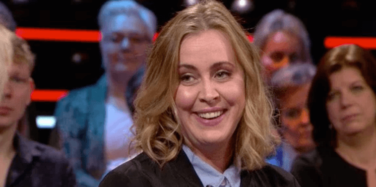 Fans in de war: heeft Anouk nu wel of niet haar nek laten vol tatoeëren?