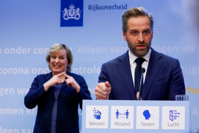 Awkward: De Jonge werd tijdens persconferentie twee keer gebeld, maar door wie?