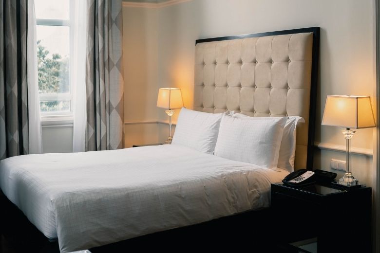 Dit is waarom hotels altijd wit beddengoed gebruiken