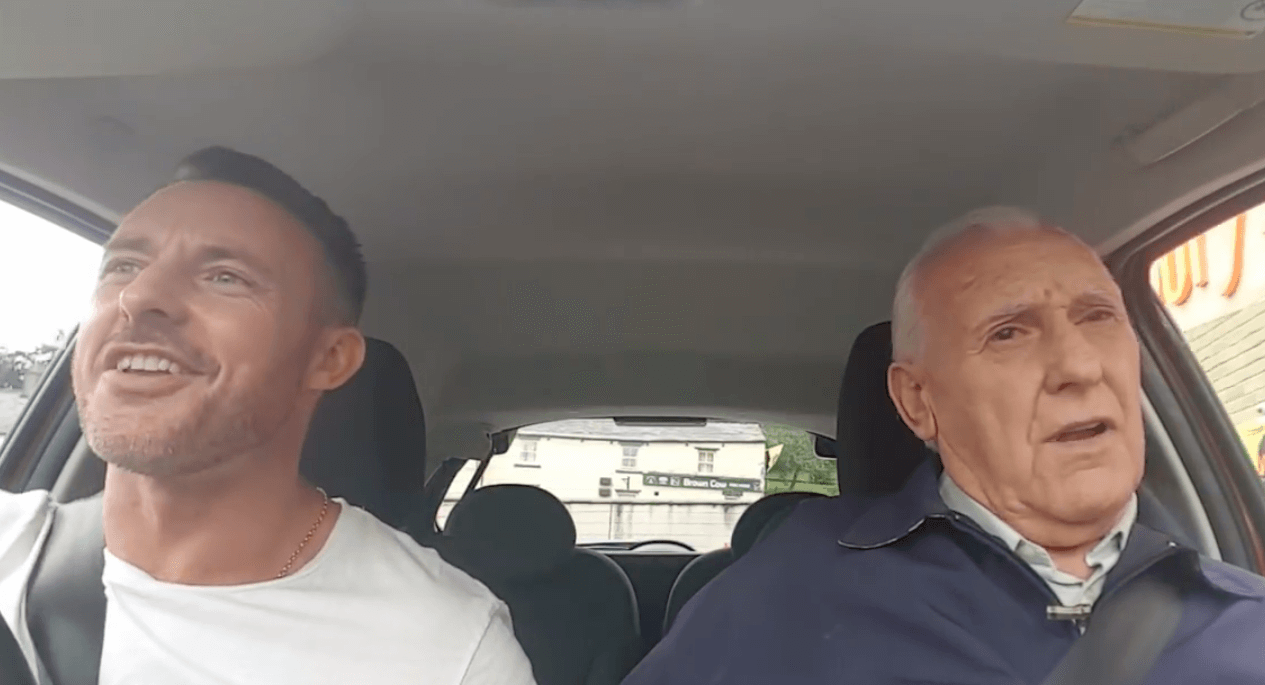 VIDEO: dit is echt hartverwarmend! Zoon zingt samen met zijn dementerende vader!