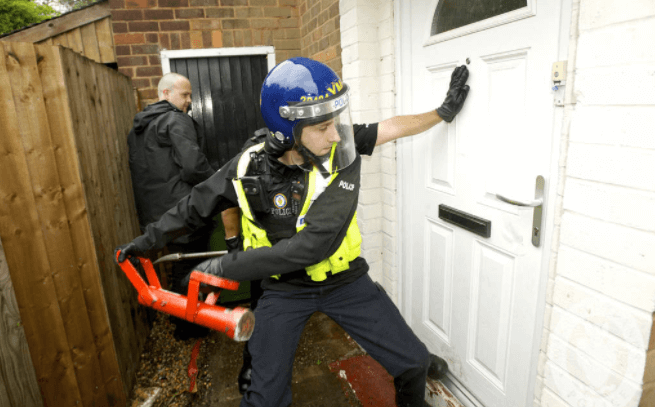 Weer een prachtige blog van de politie: "Opa doet de deur niet meer open.."