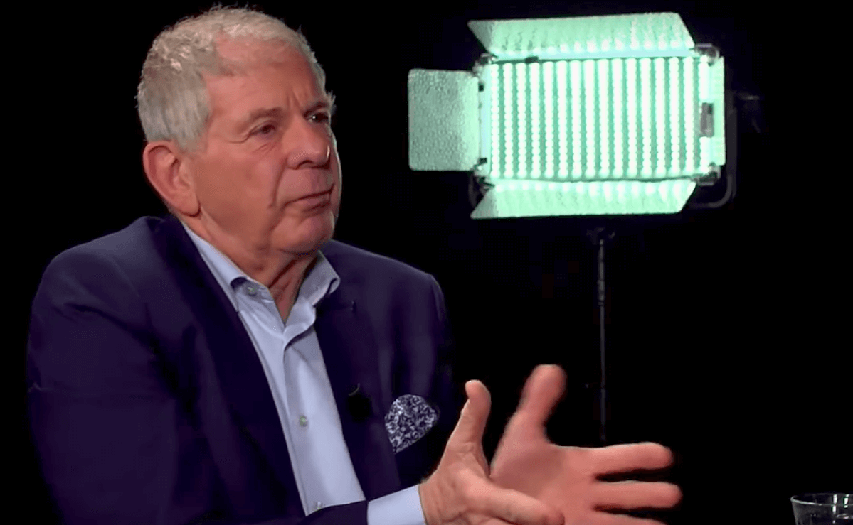 Frits Barend rijdt fietser aan in Amstelveen en blijft bij haar om haar te troosten