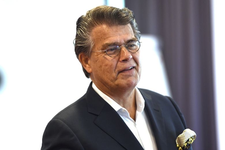 Emile Ratelband (72) wordt voor de negende keer vader