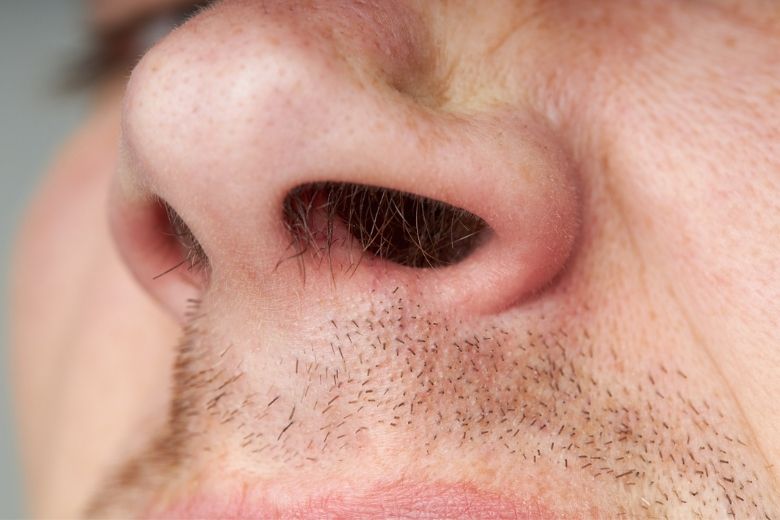 Dit is waarom je je neusharen nooit moet epileren of waxen