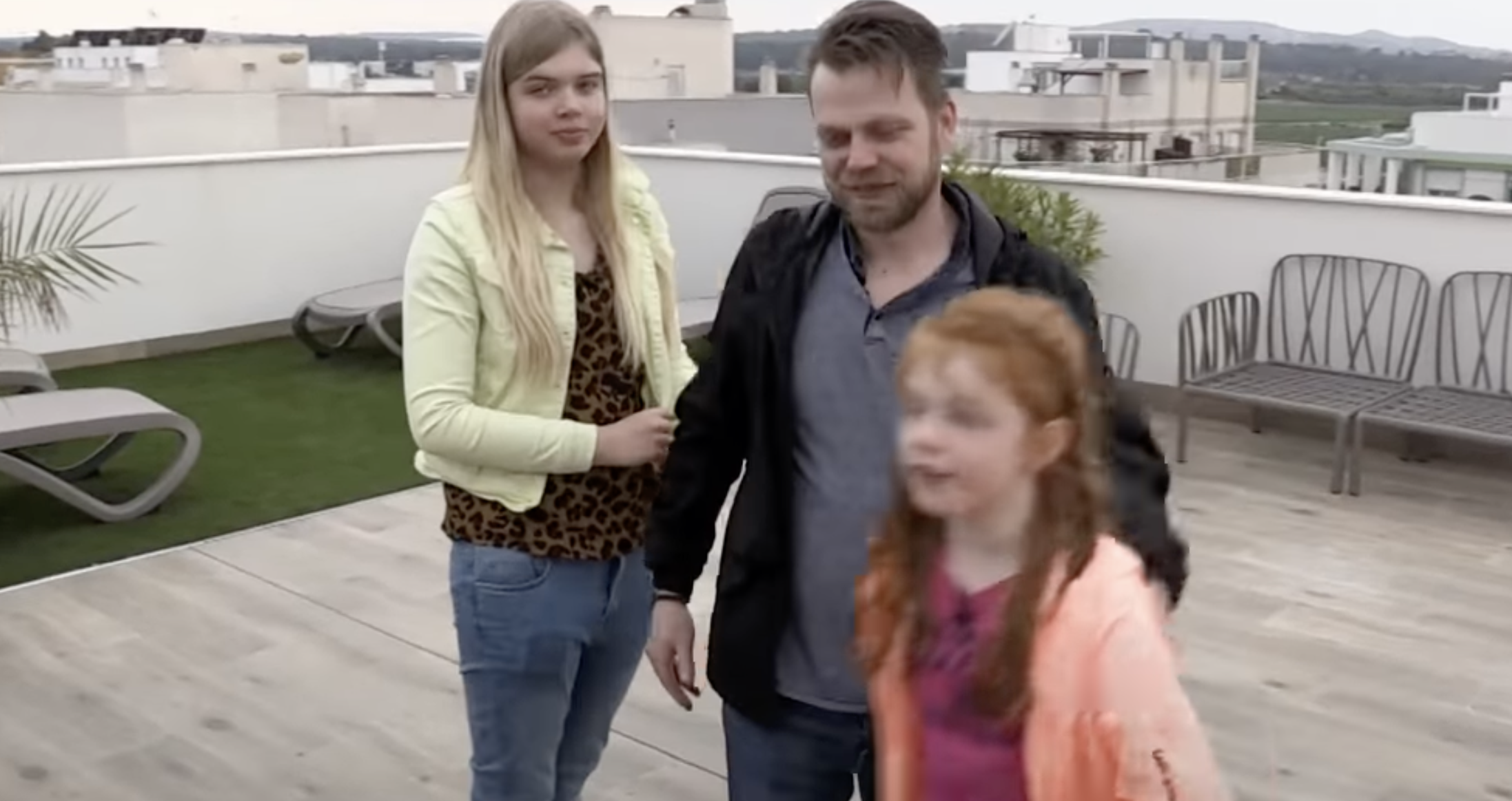 Kijkers onder de indruk van arm gezin in Steenrijk, Straatarm
