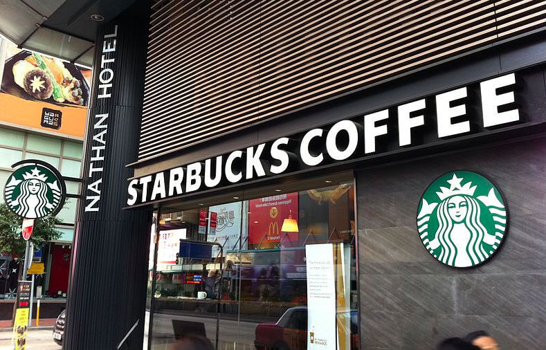 Starbucks-medewerker maakt stotteraar belachelijk: "Hier is je koffie, S-s-sam"
