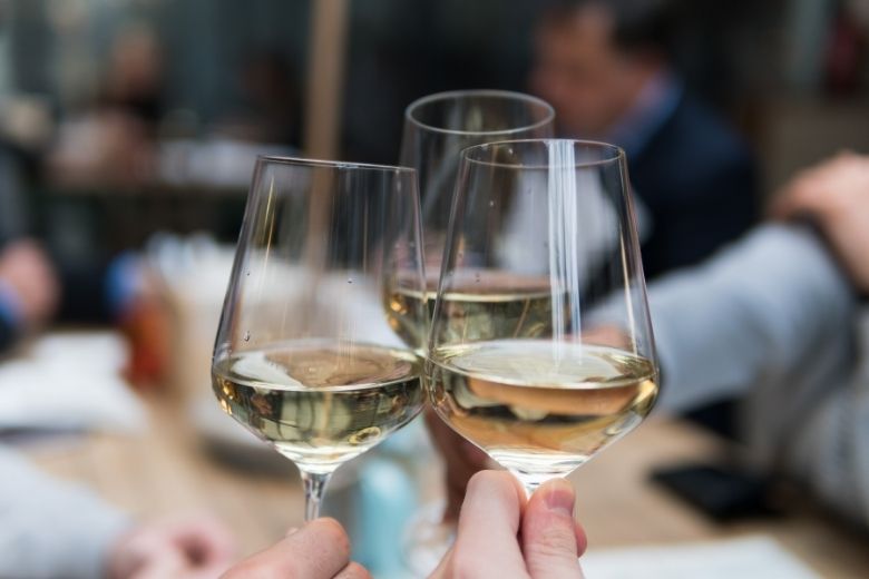 's Avonds alcohol gedronken? Dit is hoelang je moet wachten met autorijden